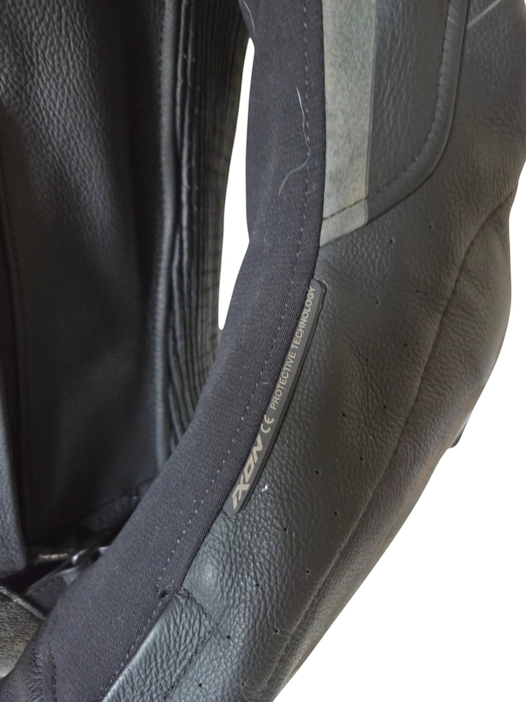 Veste de moto en cuir noir Ixon Vortex 2, taille M, avec doublure thermique amovible et protections.
