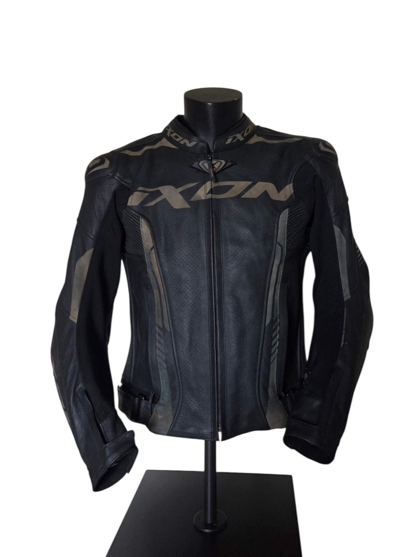 Veste en cuir Ixon Vortex 2 noire, taille M, pour moto, avec doublure amovible et protections intégrées.