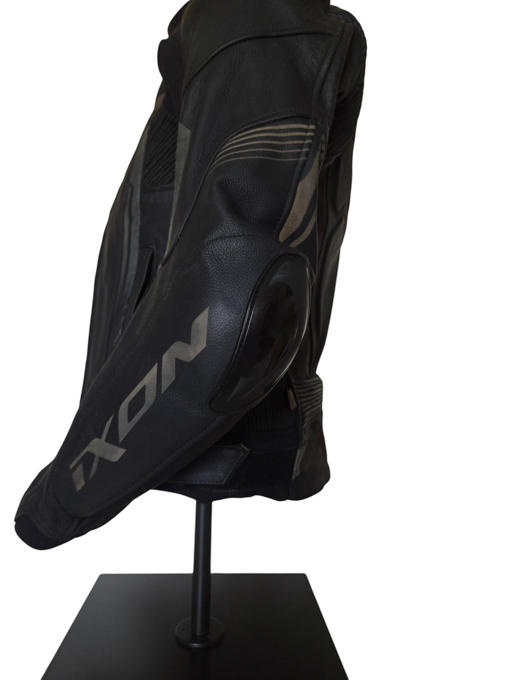 Veste de moto en cuir noir Ixon Vortex 2, taille M, avec protections et doublure amovible.