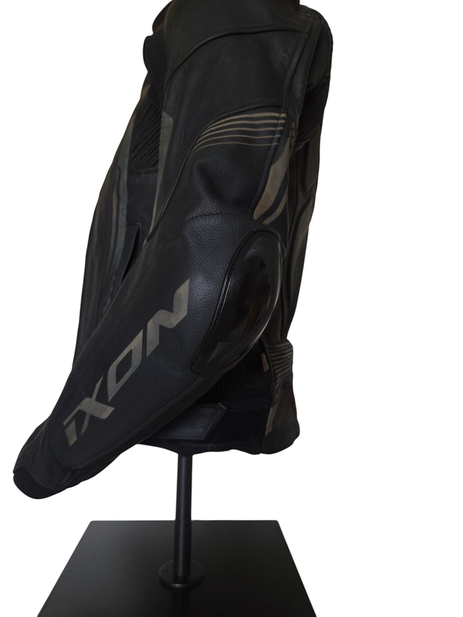 Veste de moto en cuir noir Ixon Vortex 2, taille M, avec protections et doublure amovible.