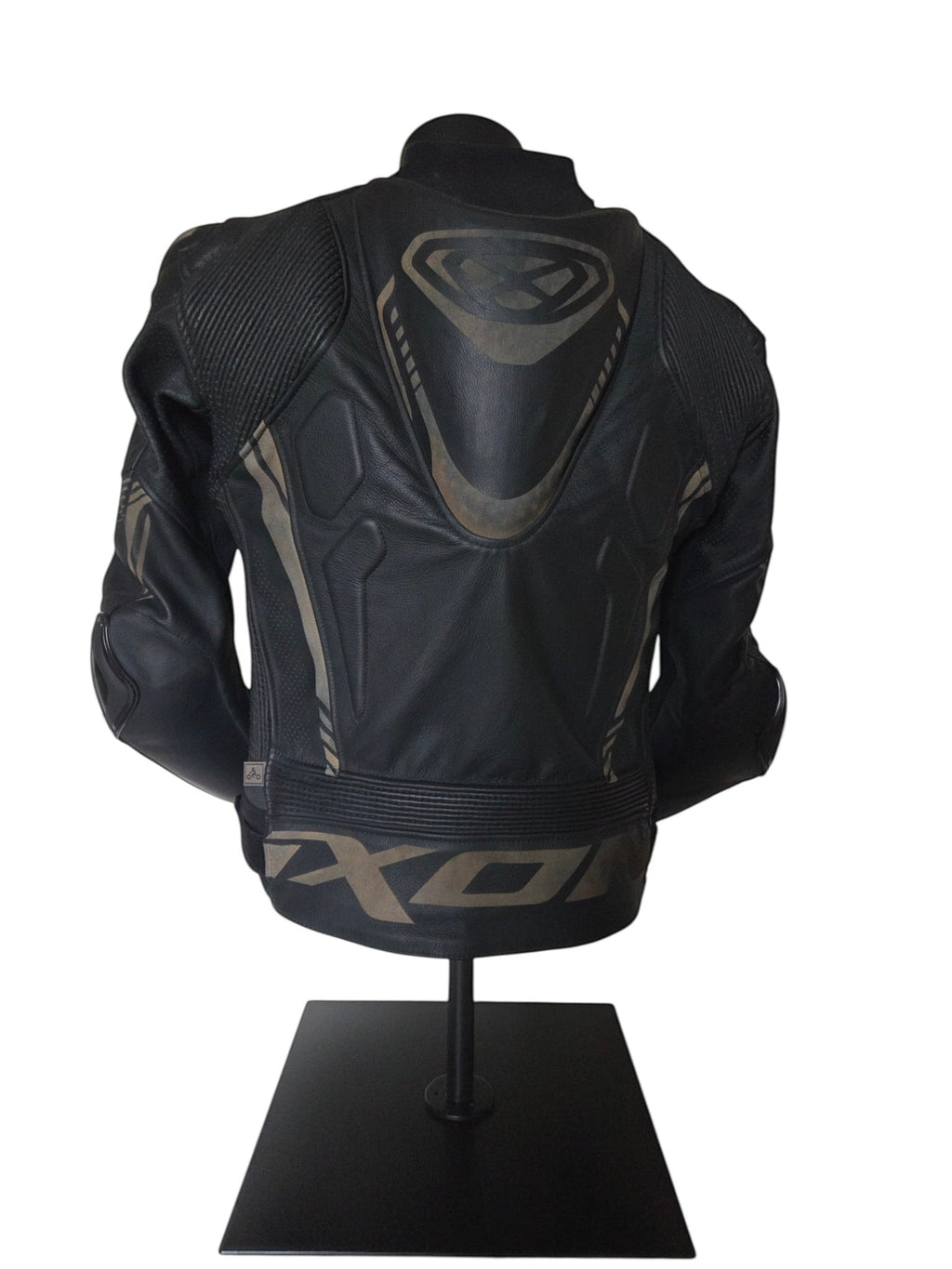 Veste de moto en cuir Ixon Vortex 2 noire et grise, taille M, avec protections intégrées et logo Ixon sur le dos.