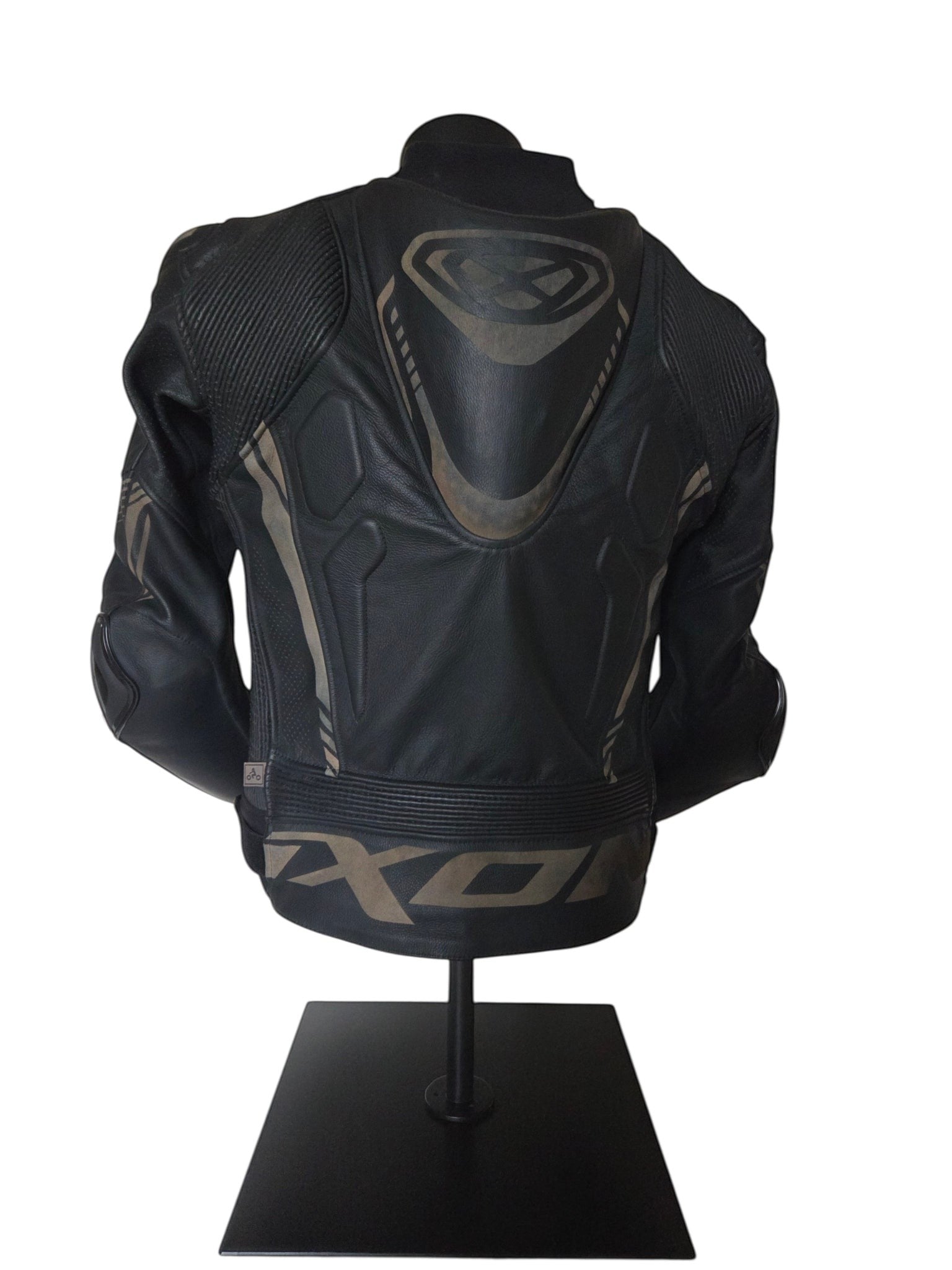 Veste de moto en cuir Ixon Vortex 2 noire et grise, taille M, avec protections intégrées et logo Ixon sur le dos.