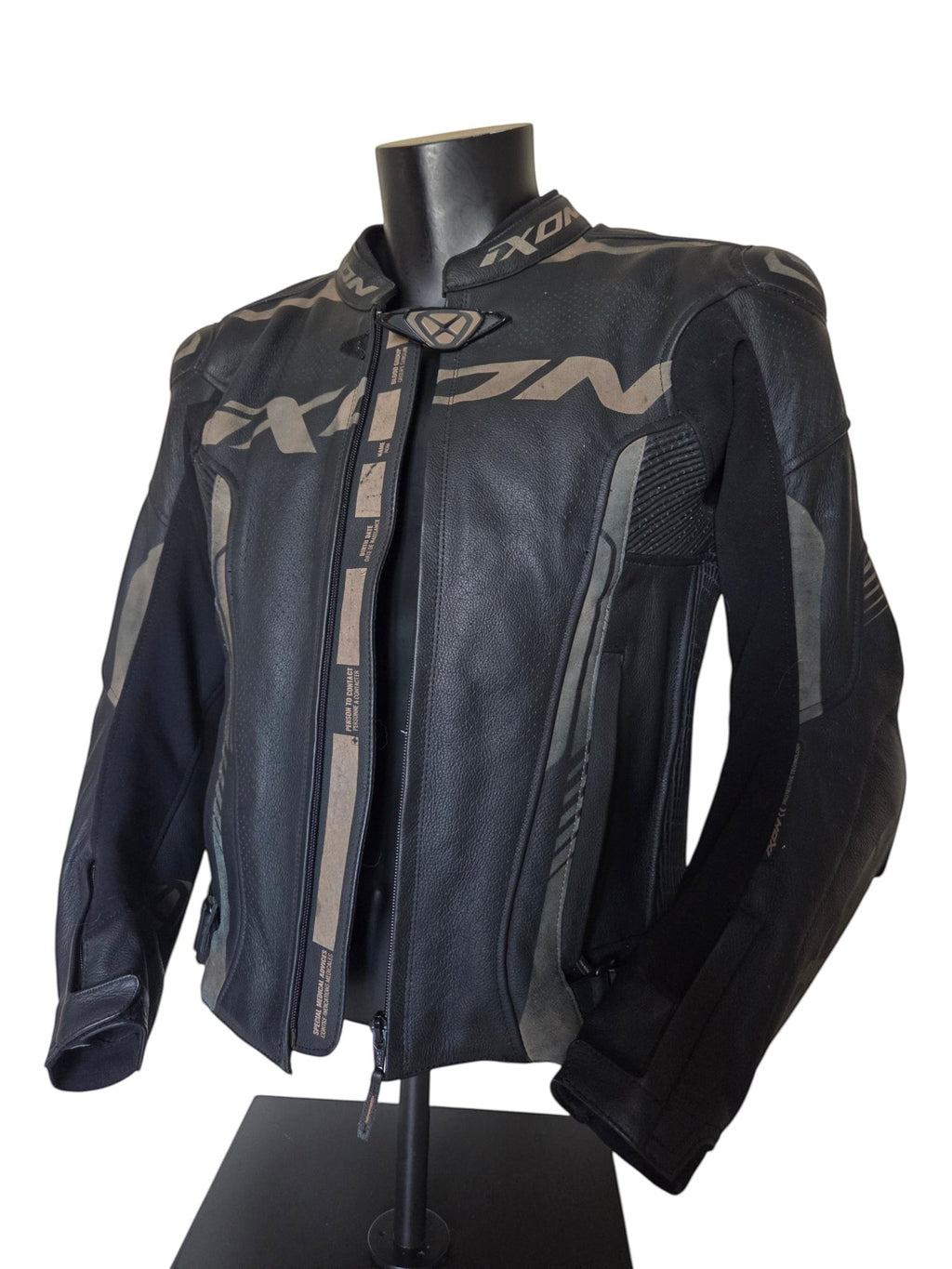 Veste de moto en cuir Ixon Vortex 2 noire et grise, taille M, avec doublure amovible et protections intégrées.
