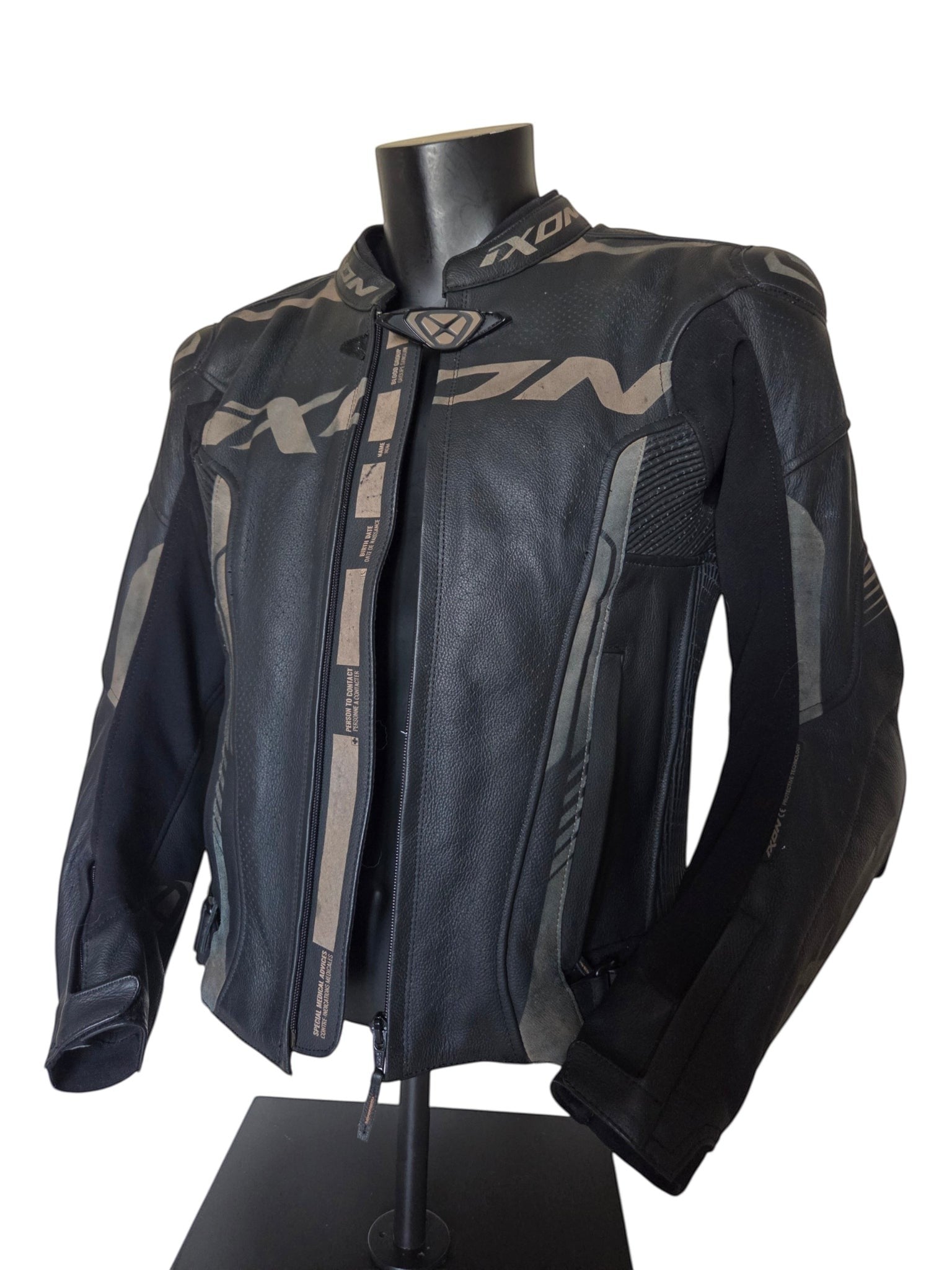Veste de moto en cuir Ixon Vortex 2 noire et grise, taille M, avec doublure amovible et protections intégrées.
